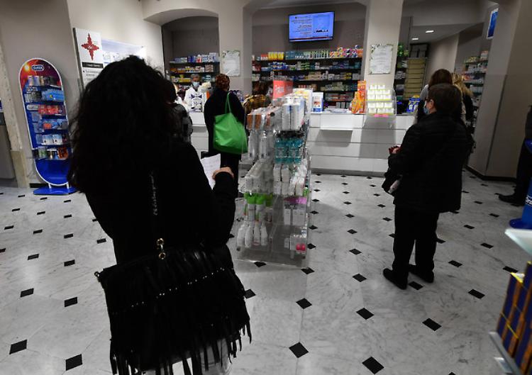 Federfarma, tampone gratis a chi prenota la vaccinazione
