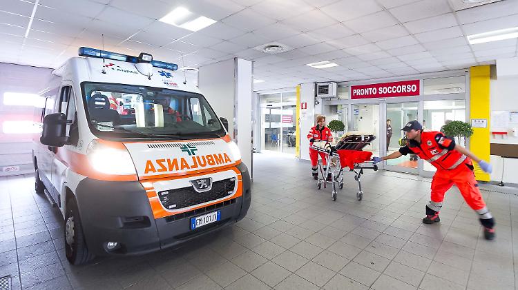 Cade da una scala, 46enne ferito alla Braga di Scandolara Ravara