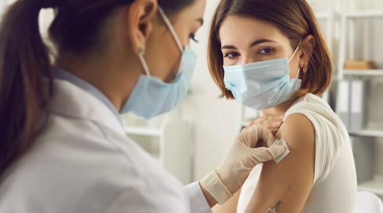 La 'missione indecisi' dei farmacisti: «Così li stiamo convincendo»