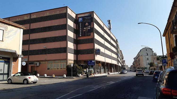 Più posti nei parcheggi a corona, ma nuovi stalli blu in centro