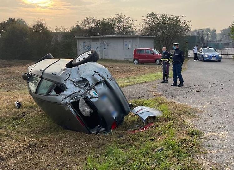 Perde il controllo dell'auto e finisce fuoristrada, ferita 33enne