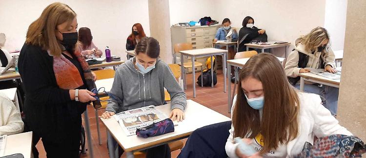 Gli studenti: «I social non ci bastano: noi informati con La Provincia»