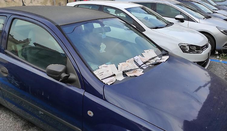 Automobile ferma da settimane nello stallo blu, multe a raffica