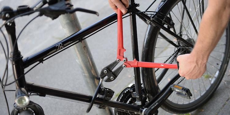 Ruba una bicicletta in piazza, individuato e denunciato un 48enne