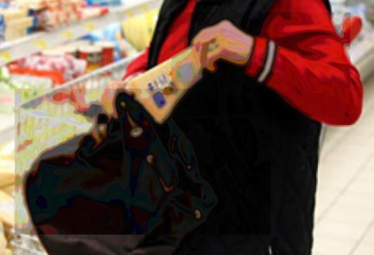 Ruba uno spicchio di grana al supermercato, 62enne denunciato