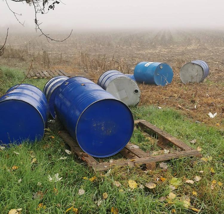 Recuperati fusti inquinanti abbandonati illecitamente in un campo