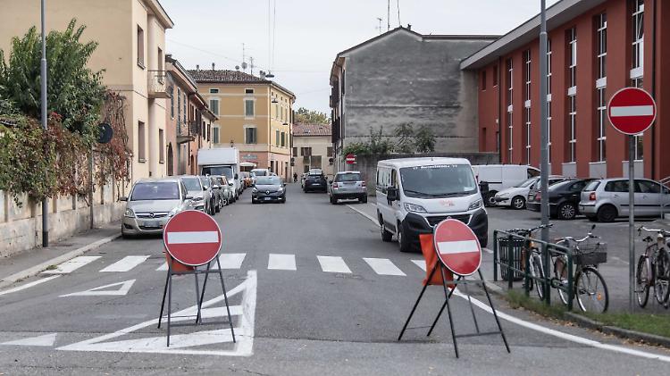 Via Bissolati a senso unico: caos e proteste