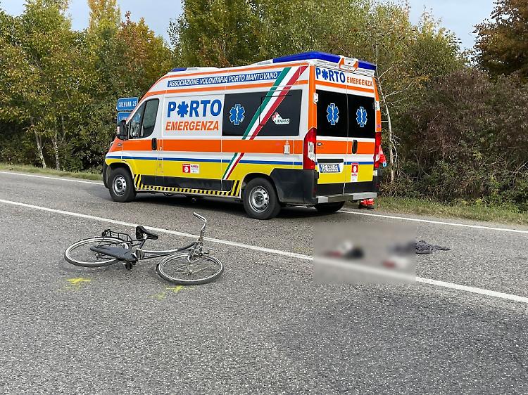 Si immette sulla Giuseppina e viene investito, ciclista in ospedale