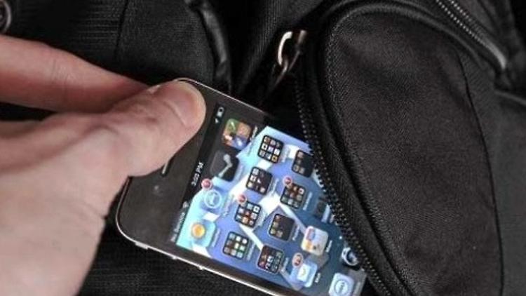 Furto e ricettazione di uno smartphone, due persone indagate