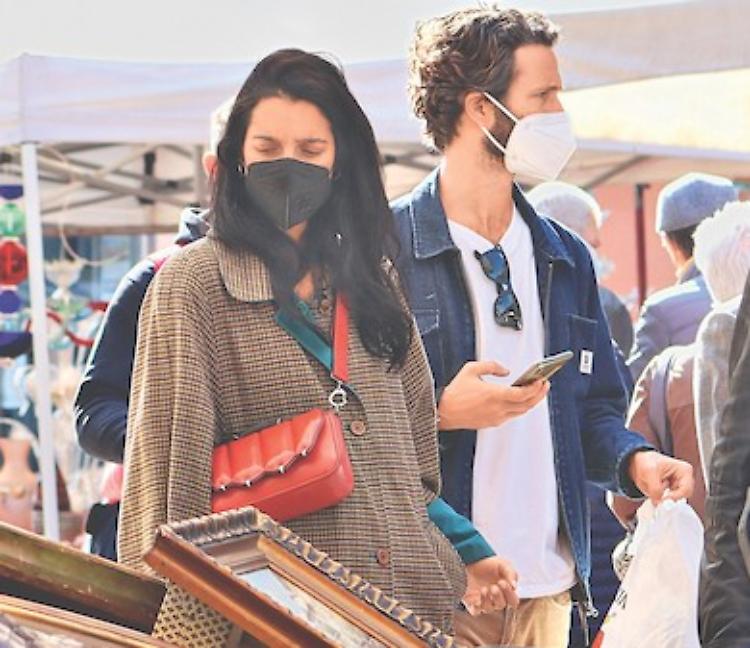 La cantautrice Levante, in dolce attesa, a  spasso per le vie del Mercatino