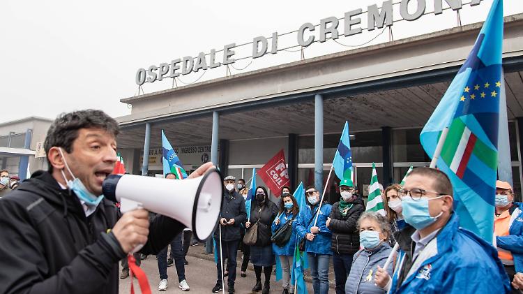 Ospedale di Cremona, 150 al presidio: "Il dg Rossi ascolti i lavoratori"