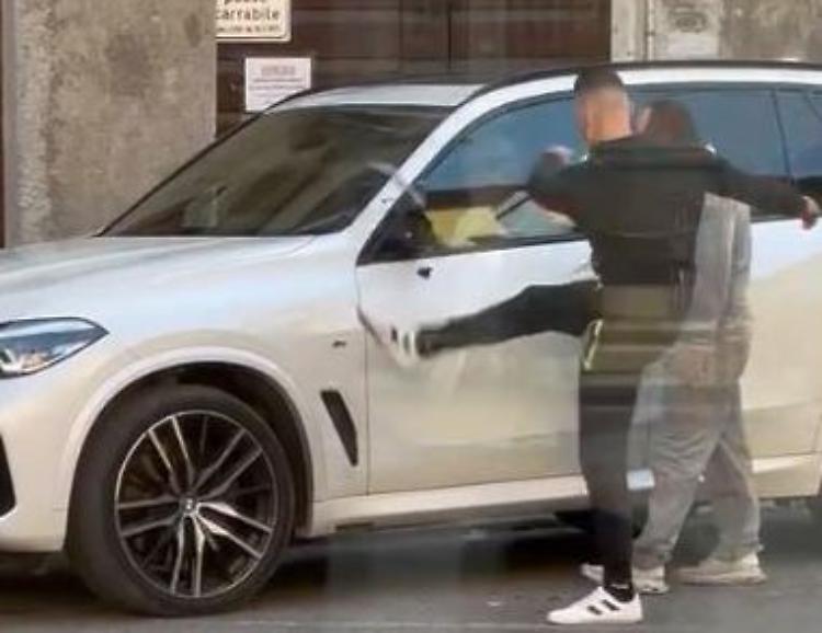 Lite per la sosta: «Ho perso le staffe, ma non l’ho minacciato»