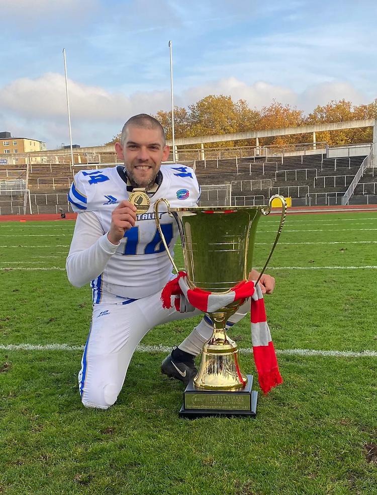 Matteo Felli con la coppa
