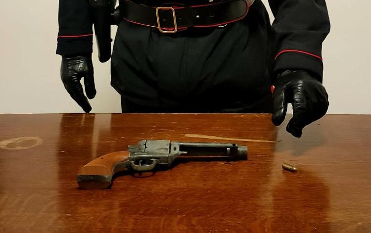Rifiuta le cure del 118 ed è armato, intervento in forze dei carabinieri