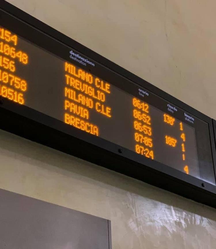 Mattinata da incubo, maxi ritardi sulla linea per Milano Centrale