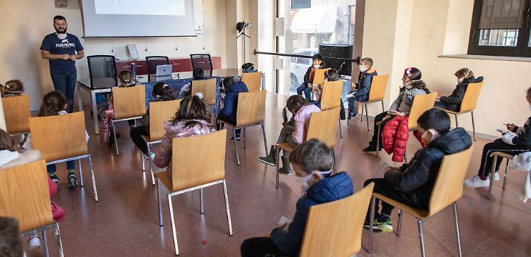«Plasticfree»,  alunni in campo «come supereroi»