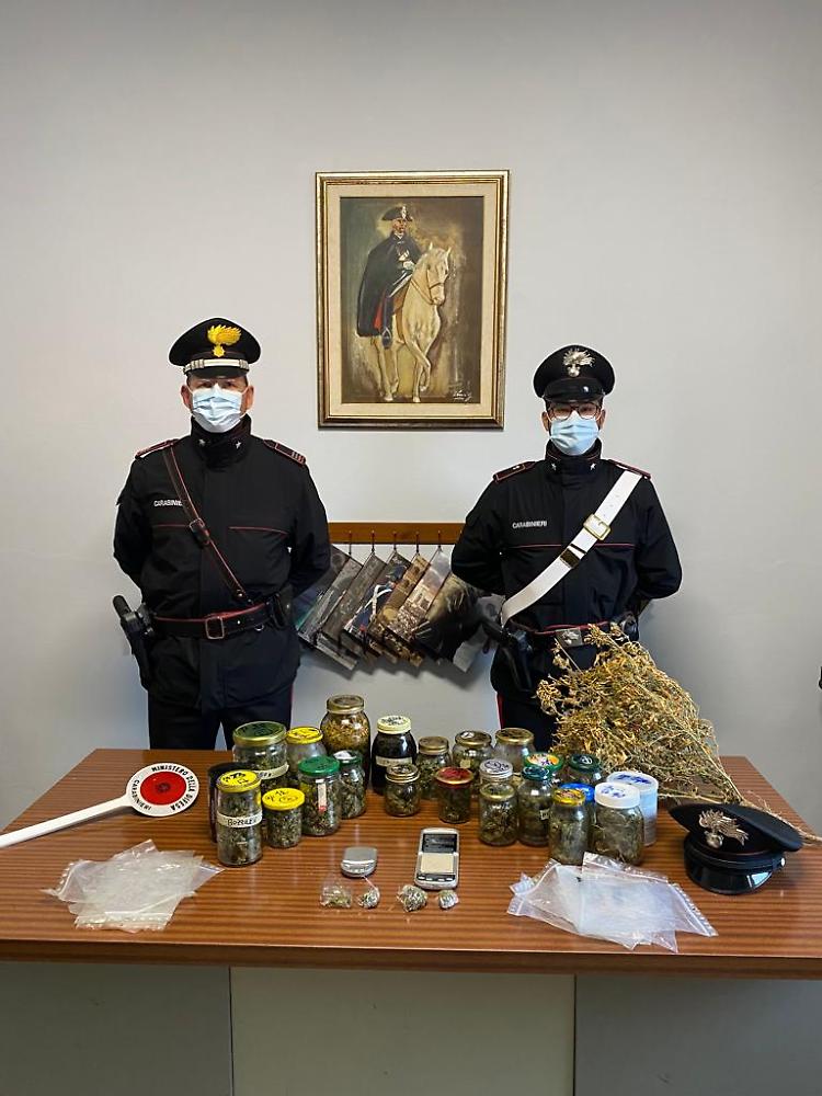 Oltre mezzo chilo di marijuana in casa: arrestati due fratelli