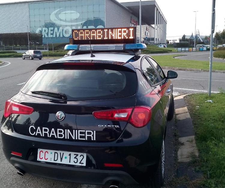 Tentano un furto al CremonaPo, in tasca un coltello a serramanico