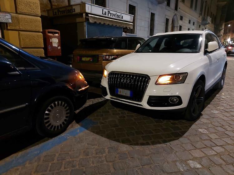Guida in stato di ebbrezza e si schianta contro due auto, denunciato