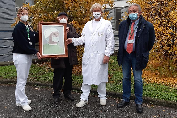 Salvato dal Covid, regala un quadro all'ospedale
