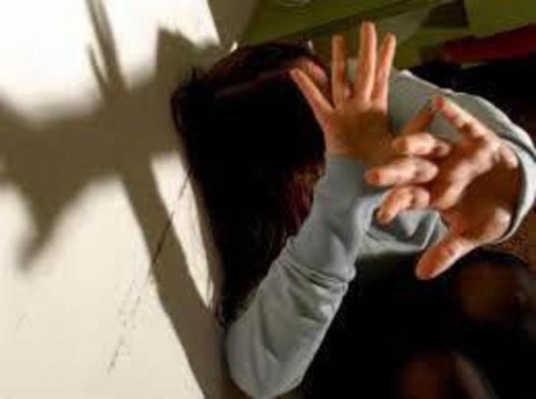 Insulti, minacce e botte alla moglie: denunciato 56enne
