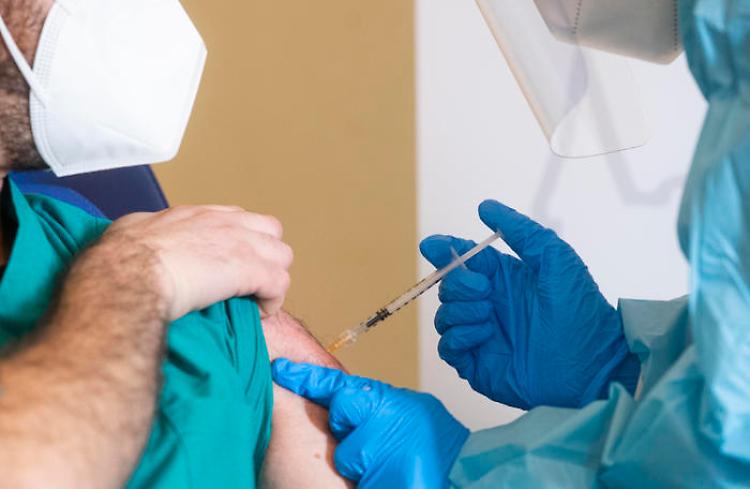 Vaccinazioni anti-Covid: da giovedì 11 richiamo anche per chi ha ricevuto Johnson