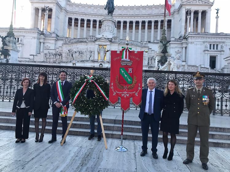Una delegazione di amministratori e autorità all'altare della Patria
