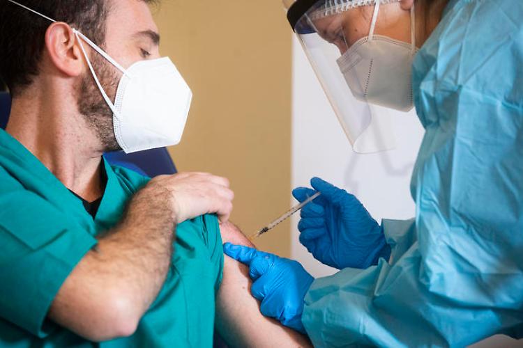 Covid, quinta ondata: ecco l'identikit del contagiato