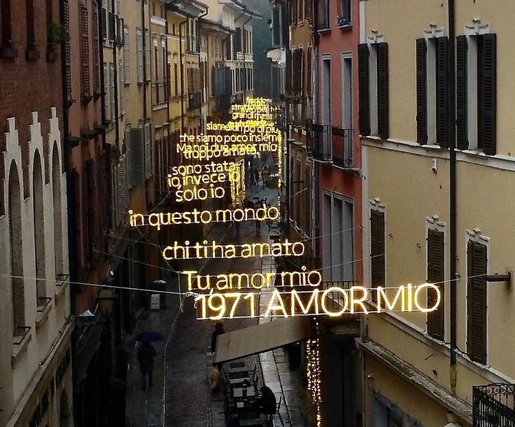 La Festa del Torrone: le luminarie «cantanti» illuminano il cuore di Cremona