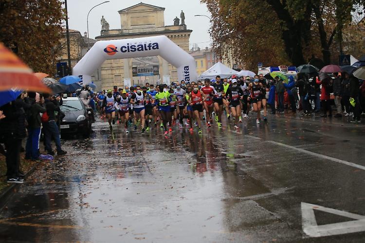 Maratonina, partenza sotto la pioggia