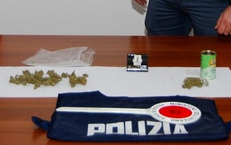 Ventenne incensurato indagato dalla polizia per spaccio di marijuana