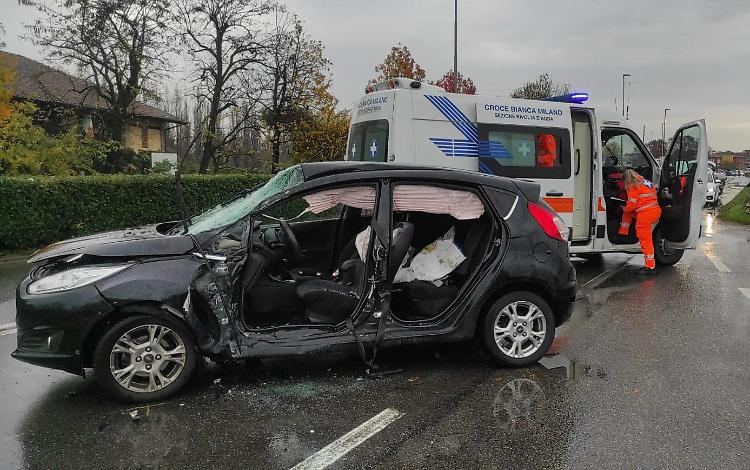 Auto contro pullman, grave una giovane di 23 anni