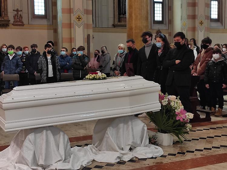 I compagni di scuola: "Signore, accogli Giulia nel tuo abbraccio"