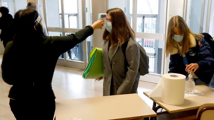 Ritorno alla Dad: a Cremona sale l'allerta 