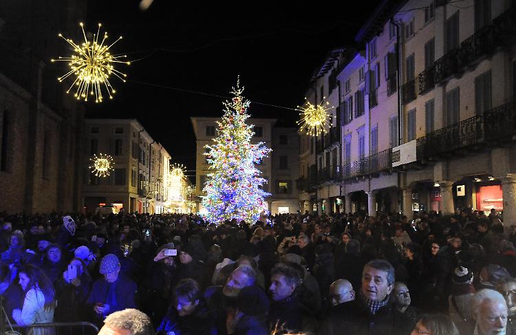 La magia di di 160mila  luci a led: «Ecco il Natale dei record»