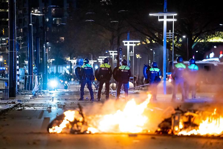 Rivolta anti-lockdown a Rotterdam
