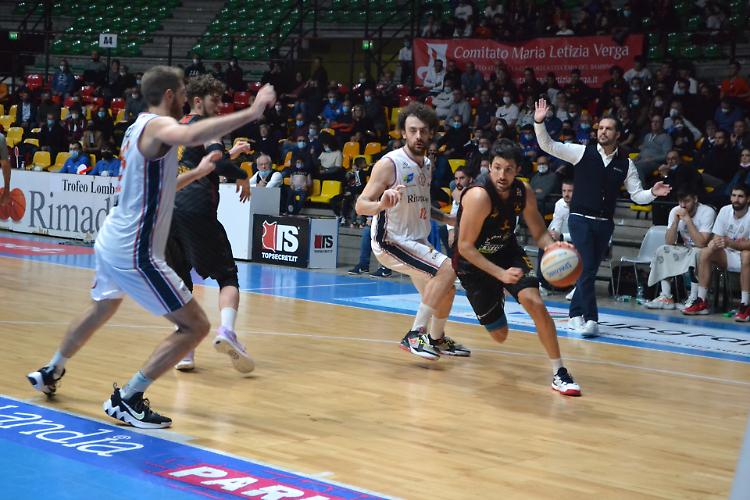 Juvi Ferraroni: energia, difesa e altra vittoria