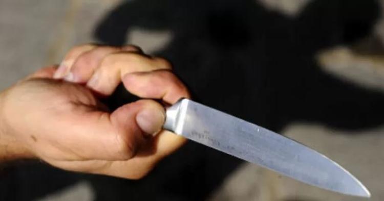 Si aggira per il paese brandendo un coltello, denunciato 64enne