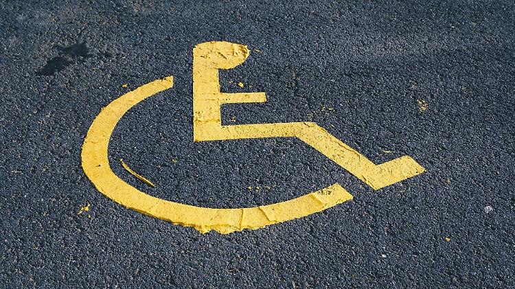 Parcheggi per disabili e barriere architettoniche: "Impossibile spostare le auto, ma c'è chi è stato multato"
