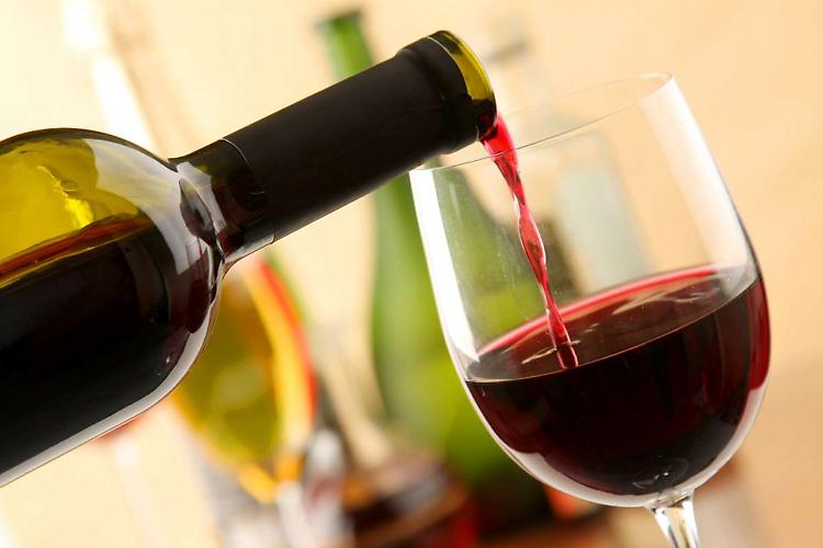Contraffazione di vino adulterato, sequestri a Cremona e Pavia