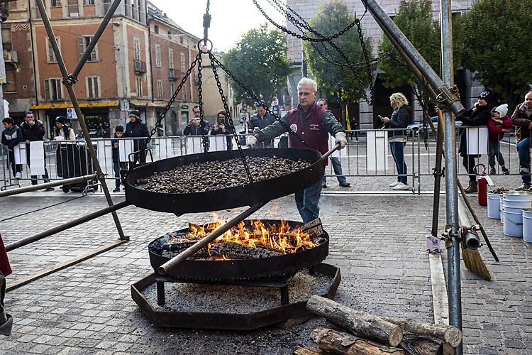 Castagnata della solidarietà: caldarroste e vin brulè