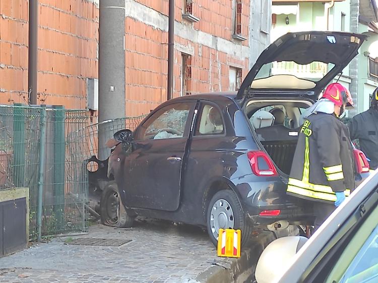 Malore fatale mentre è al volante, muore 55enne