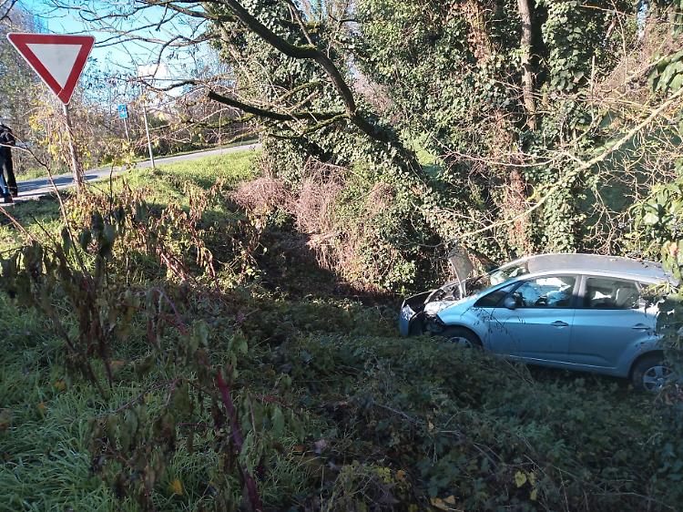 Schianto tra due auto, quattro persone ferite: non sono gravi