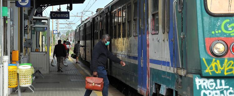 Treni, passaggio a livello danneggiato. Raffica di ritardi