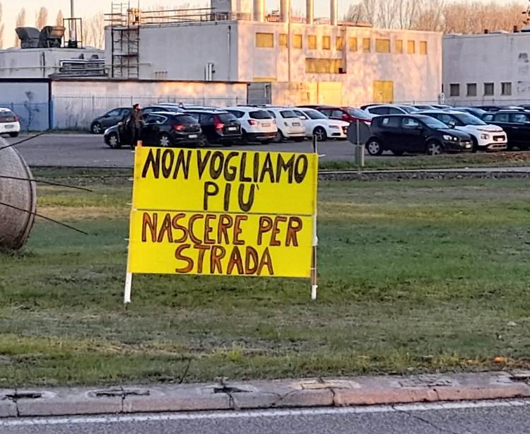 Chiusura punto nascite Oglio Po, striscione di protesta davanti all'ospedale