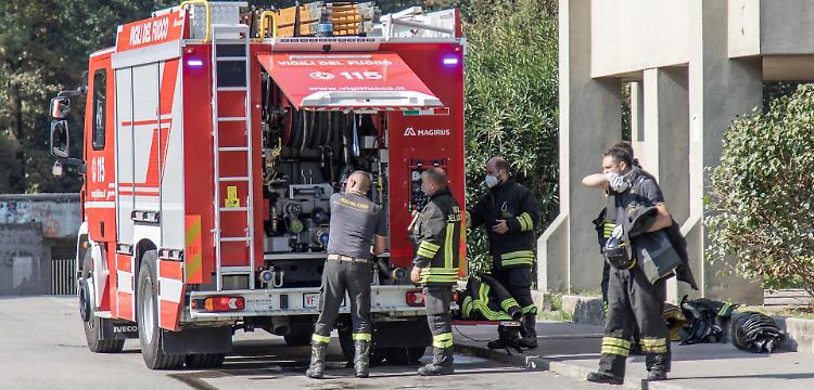 Fiamme in casa, non ce l'ha fatta l'80enne intossicata