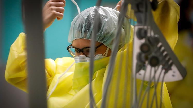 "Variante Omicron, servirà un nuovo vaccino"