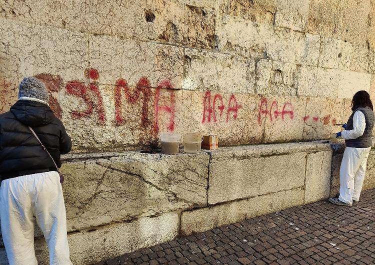 Torrazzo imbrattato e ripulito dai volontari, Andrea Mattioli: «Cancellata l'idiozia e la demenza di qualcuno»