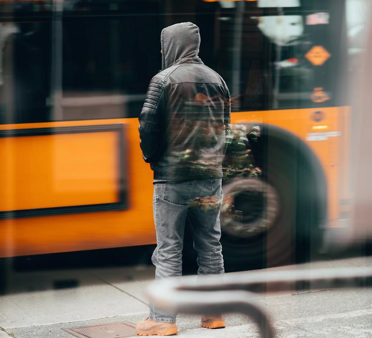 Il bus passa ma non si ferma: «L’autista non è pratico»