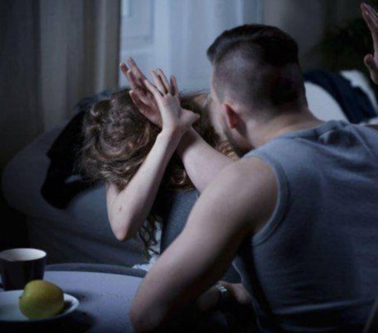 Picchia la moglie in auto e a casa, 28enne denunciato dai carabinieri